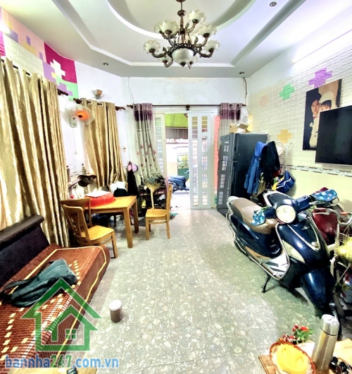 CHỈ 5,2 TỶ – TÂN BÌNH GIÁP QUẬN 10 – NHÀ 3 TẦNG – HẺM RỘNG, 3 MẶT THOÁNG – SỔ NỞ HẬU. Kết cấu: 1 trệt 2 lầu, gồm PK – Bếp – 4PN/3WC Hẻm sạch – an ninh – thông.