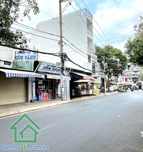CHỈ 20 TỶ – MTKD NGUYỄN HỮU TIẾN – DT: (6.5 x 25)M – 2 TẦNG - 7 PHÒNG TRỌ - THU NHẬP GẦN 30TR/THÁNG. Diện tích: 6.5 x 25m – vuông vức, sổ hồng riêng. Hiện trạng: 1 trệt 1 lầu – gồm 7 phòng trọ + 1 mặt bằng kinh doanh