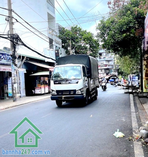 CHỈ 20 TỶ – MTKD NGUYỄN HỮU TIẾN – DT: (6.5 x 25)M – 2 TẦNG - 7 PHÒNG TRỌ - THU NHẬP GẦN 30TR/THÁNG. Diện tích: 6.5 x 25m – vuông vức, sổ hồng riêng. Hiện trạng: 1 trệt 1 lầu – gồm 7 phòng trọ + 1 mặt bằng kinh doanh
