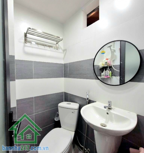 CHỈ 4,8 TỶ – SIÊU PHẨM QUẬN 10 - 3 TẦNG BTCT – 60M² – MỚI 100% – FULL NỘI THẤT SÁT MẶT TIỀN – PHONG CÁCH HIỆN ĐẠI – HẺM THÔNG 4M Kết cấu: • 1 trệt 2 lầu mới.