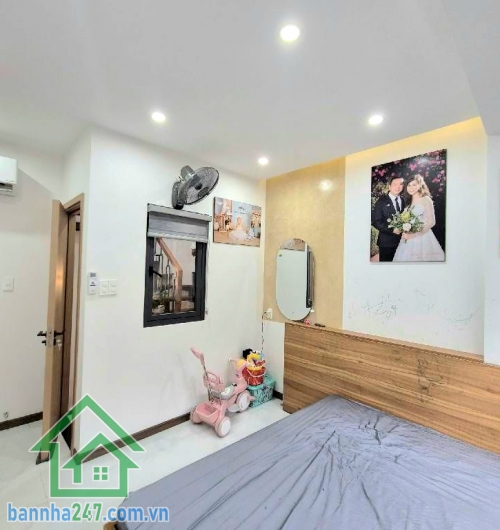 CHỈ 4,8 TỶ – SIÊU PHẨM QUẬN 10 - 3 TẦNG BTCT – 60M² – MỚI 100% – FULL NỘI THẤT SÁT MẶT TIỀN – PHONG CÁCH HIỆN ĐẠI – HẺM THÔNG 4M Kết cấu: • 1 trệt 2 lầu mới.