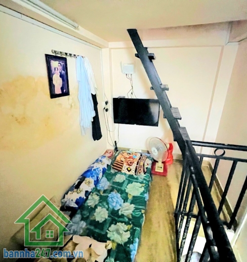 CHỈ 2 TỶ – NHÀ 3 TẦNG - DTSD: 30M² – HẺM XE TẢI 5M - TT TÂN PHÚ GIÁP TÂN BÌNH - 2PN - 1WC Diện tích: nhà nhỏ gọn, sổ vuông đẹp Kết cấu: 3 tầng xây kiên cố 