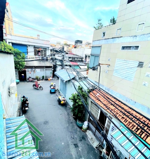 CHỈ 2 TỶ – NHÀ 3 TẦNG - DTSD: 30M² – HẺM XE TẢI 5M - TT TÂN PHÚ GIÁP TÂN BÌNH - 2PN - 1WC Diện tích: nhà nhỏ gọn, sổ vuông đẹp Kết cấu: 3 tầng xây kiên cố 