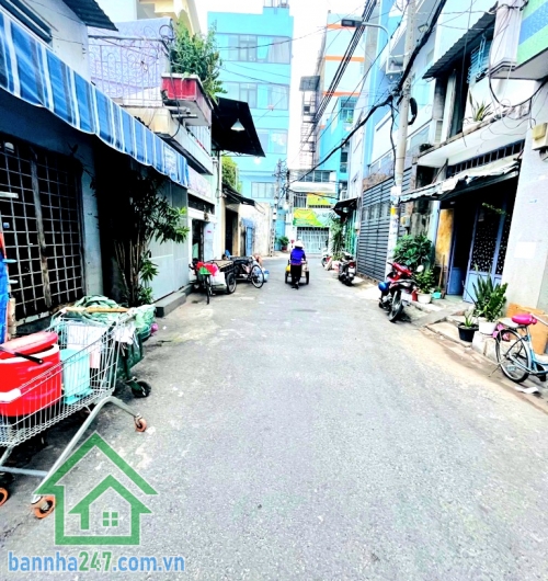 CHỈ 2 TỶ – NHÀ 3 TẦNG - DTSD: 30M² – HẺM XE TẢI 5M - TT TÂN PHÚ GIÁP TÂN BÌNH - 2PN - 1WC Diện tích: nhà nhỏ gọn, sổ vuông đẹp Kết cấu: 3 tầng xây kiên cố 