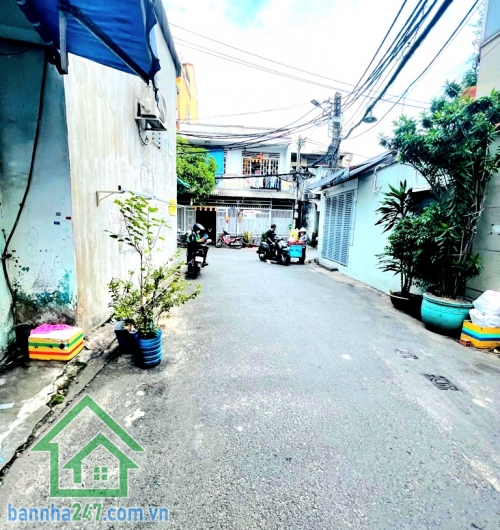CHỈ 2 TỶ – NHÀ 3 TẦNG - DTSD: 30M² – HẺM XE TẢI 5M - TT TÂN PHÚ GIÁP TÂN BÌNH - 2PN - 1WC Diện tích: nhà nhỏ gọn, sổ vuông đẹp Kết cấu: 3 tầng xây kiên cố 