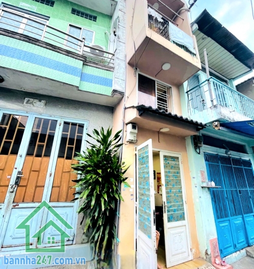 CHỈ 2 TỶ – NHÀ 3 TẦNG - DTSD: 30M² – HẺM XE TẢI 5M - TT TÂN PHÚ GIÁP TÂN BÌNH - 2PN - 1WC Diện tích: nhà nhỏ gọn, sổ vuông đẹp Kết cấu: 3 tầng xây kiên cố 