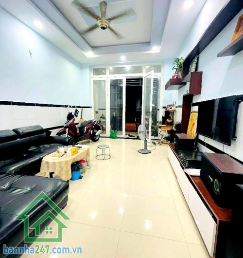 CHỈ 5,4 TỶ – HẺM NHỰA 8M Ô TÔ THÔNG – GIÁP TÂN PHÚ - DT: 60m² - 2 TẦNG - 3 PN - 2WC * Diện tích: 60m² * Kết cấu: 1 trệt 1 lầu * Công năng: 3PN – 2 WC