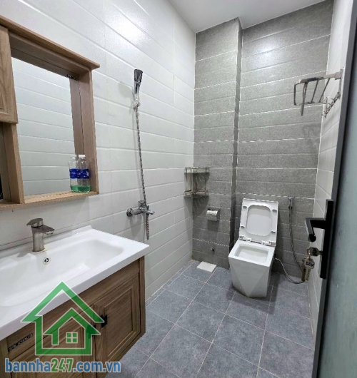 NHỈNH 7 TỶ – NHÀ 5 TẦNG BTCT – HẺM XE HƠI – BÌNH TRỊ ĐÔNG, BÌNH TÂN - 4PN – 5WC DT: 5 tầng (1 trệt, lửng, 2 lầu, sân thượng trước sau). 4PN – 5WC, tầng trệt có phòng ngủ. 