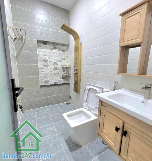NHỈNH 7 TỶ – NHÀ 5 TẦNG BTCT – HẺM XE HƠI – BÌNH TRỊ ĐÔNG, BÌNH TÂN - 4PN – 5WC DT: 5 tầng (1 trệt, lửng, 2 lầu, sân thượng trước sau). 4PN – 5WC, tầng trệt có phòng ngủ. 