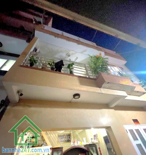 CHỈ 6 TỶ – HẺM XE HƠI – NGAY CHỢ HOA HỒ THỊ KỶ  DT: 24m² (5.8 x 4.9m) – 3 tầng BTCT.2PN – 2WC, nhà chính chủ lâu đời. Cho thuê ngay 18tr/tháng. Hẻm xe hơi thông.