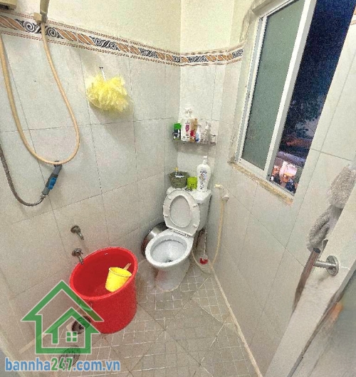 CHỈ 6 TỶ – HẺM XE HƠI – NGAY CHỢ HOA HỒ THỊ KỶ  DT: 24m² (5.8 x 4.9m) – 3 tầng BTCT.2PN – 2WC, nhà chính chủ lâu đời. Cho thuê ngay 18tr/tháng. Hẻm xe hơi thông.
