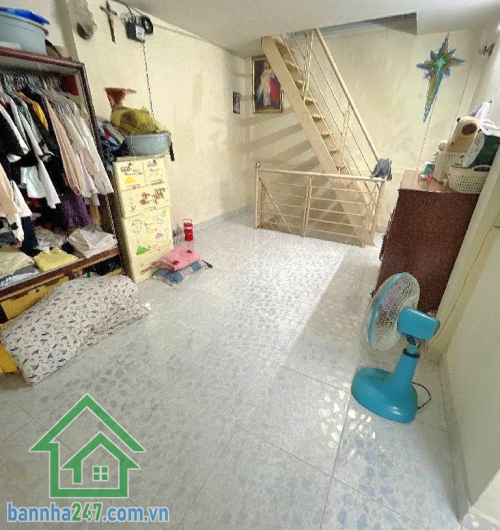 CHỈ 6 TỶ – HẺM XE HƠI – NGAY CHỢ HOA HỒ THỊ KỶ  DT: 24m² (5.8 x 4.9m) – 3 tầng BTCT.2PN – 2WC, nhà chính chủ lâu đời. Cho thuê ngay 18tr/tháng. Hẻm xe hơi thông.